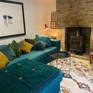 Beautiful Victorian House, Sleeps 12 London